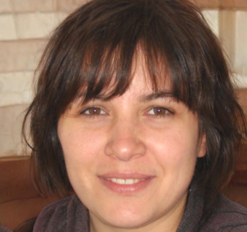Portrait de Marie Dubois, participante satisfaite du programme d'optimisation budgétaire